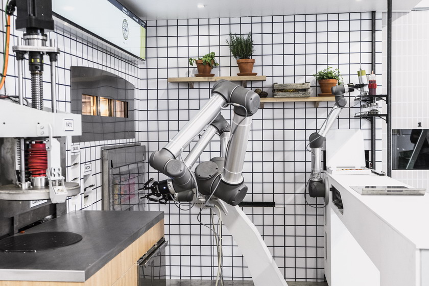 Les robots UR5 ET UR10 d�Universal Robots se transforment en pizzaiolo  pour pr�parer les d�licieuses pizza sign�es PAZZI  et offrir une exp�rience unique de � show cooking �